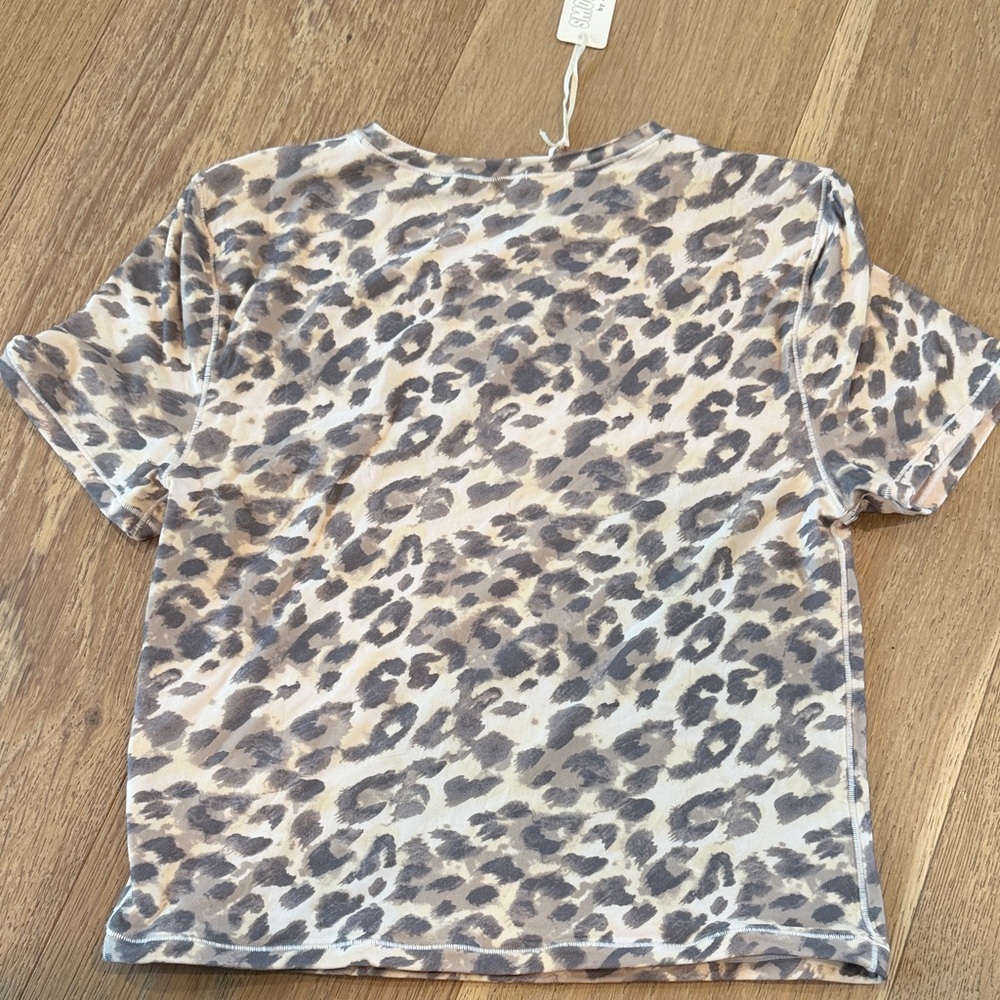 Leopard Print Short Sleeve Tee - Picture 4 of 5